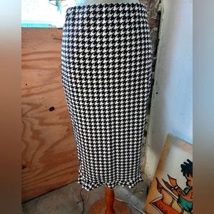 Shirt B/W Print Style with a fringe @ the bottom